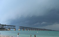 De Bahia Honda spoorbrug ten westen van Bahia Honda Key, 2006. De brug werd doorsneden om de doorgang van zeilboten toe te laten.