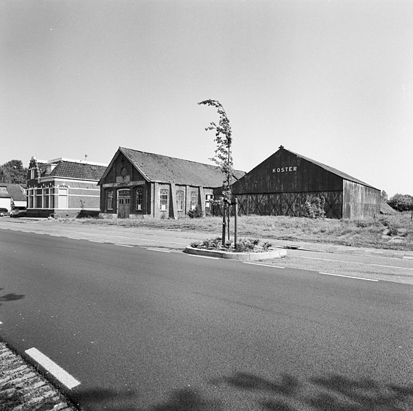 File:Overzicht voorzijde met constructiewerkplaats, loods en dienstwoning - Stadskanaal - 20365203 - RCE.jpg