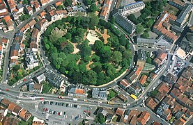 Vue aérienne de l'amphithéâtre et du jardin des Arènes.