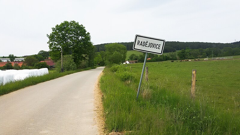 File:Příjezd do Radějovic (03).jpg
