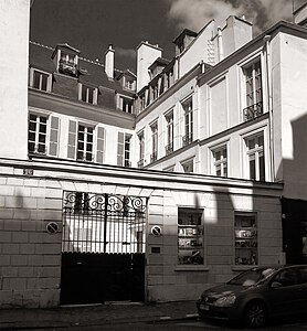 No 26, ancien hôtel Lefèvre d'Ormesson (1710).