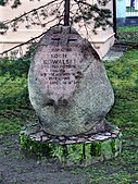 Symboliczny grób Rocha Kowalskiego znajdujący się przy świątyni