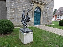 Bronzeskulptur Paartanz vor dem Kulturzentrum Martinskirche in Hoya