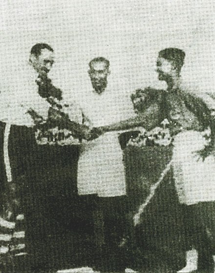 DSA captain Pakhi Sen and Islington Corinthas captain P Clark shake hand just before the match as referee Khaza Azmal looks on in 1937