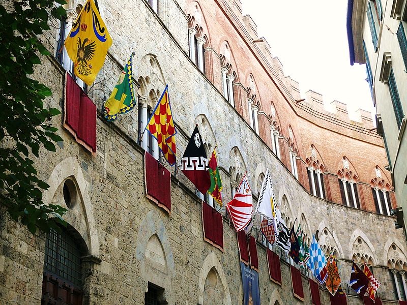 File:Palazzo chigi-saracini in occasione del palio.jpg