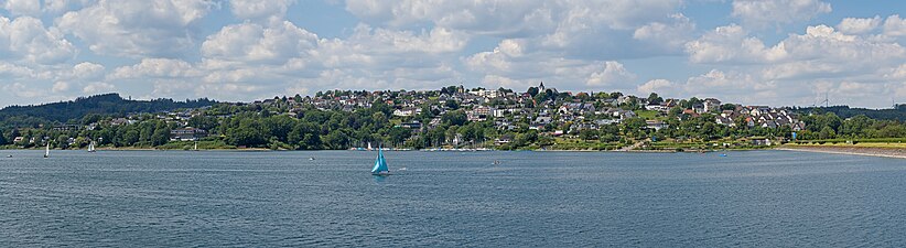 Blick auf Langscheid und den Sorpedamm vom Überlauf am Ostufer aus