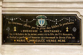 A Notre-Dame-de-Bonne-Nouvelle festmény koronázásának emléktáblájának jobb oldala, a franciaországi Rennes-i Notre-Dame-de-Bonne-Nouvelle-i Saint-Aubin templomból.jpg