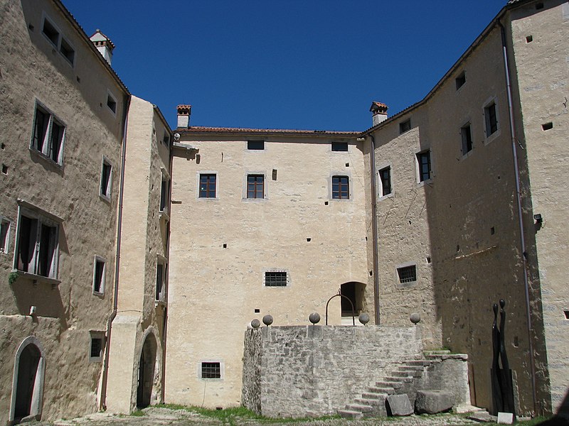 File:Pisino CastelloMontecuccoli Interno.JPG