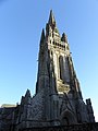 Ploaré : le clocher-tour de l'église paroissiale Saint-Herlé.