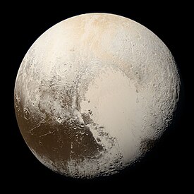 Un photographia de Pluton per New Horizons in 14 de julio 2015 de 450 mil kilometros