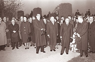 Едвард Кардељ, други здесна, са, слева на десно, Борисом Крајгером, Видом Томшич, Францом Лескошеком, Владимиром Бакарићем и Михом Маринком на сахрани Божидара Лаврича, 1961.