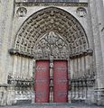Centraal portiek van de westgevel van de kathedraal van Sens met Stefanus in het midden