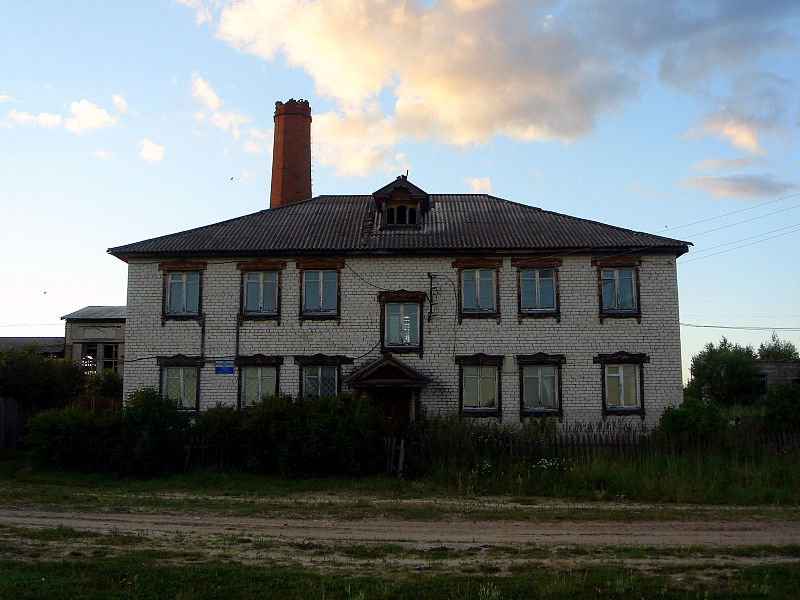 File:Post office in Krasny Luch.jpg