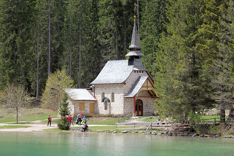 File:Prags Kapelle am Pragser Wildsee 2019.jpg