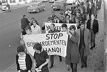 Protest in Netherlands in July 1966 Protestdemonstraties tegen oorlog in Vietnam, demonstranten met leuzen, Bestanddeelnr 919-3118.jpg