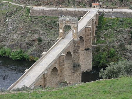 Puente de Alcántara tomada desde la muralla de Alcántara.JPG