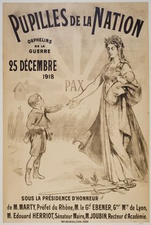 1918 karácsonya alkalmával a nemzet egyházközségeinek javára kinyomtatott poszter nőt és két gyermeket ábrázolt.  Litográfia.