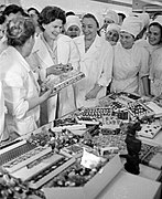 Terechkova en visite dans une usine de Lvov en 1967.