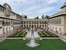 Rambagh Palace hotel Jaipur lobby courtyard.jpg