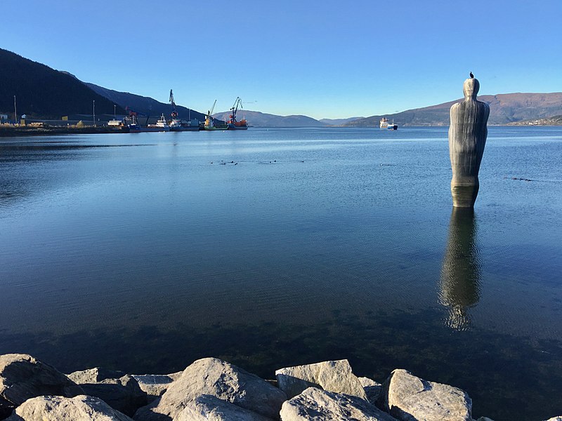 File:Ranfjorden, Movika, Mo i Rana havn, Langneset, Mo i Rana, Norway - Havmannen sculpture by A. Gormely - 2017-10-09 b.jpg