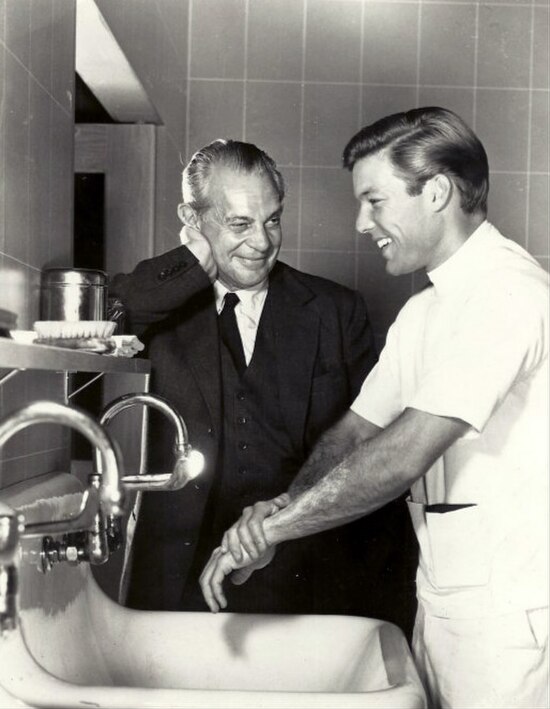 Raymond Massey as Dr. Gillespie and Richard Chamberlain as Dr. Kildare, in the 1961 Dr. Kildare television series