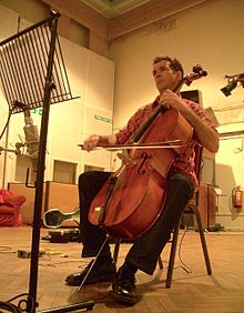 Richard Dodd Violoncelliste enregistrant aux studios Abbey Road pour le groupe Pugwash (groupe).