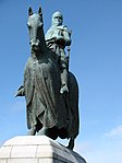 Bannockburn Rotunde, Memorial Cairn, Fahnenmast und Statue von König Robert I.