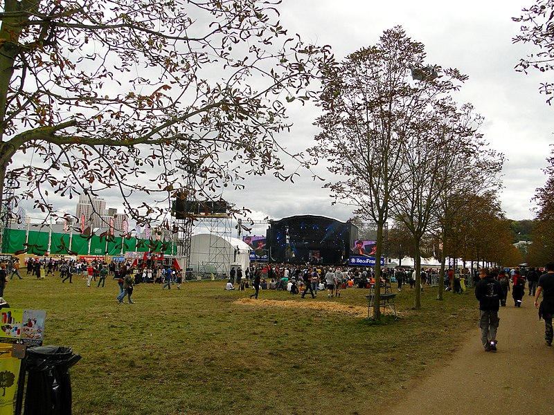 File:Rock en Seine Grande scène.jpg