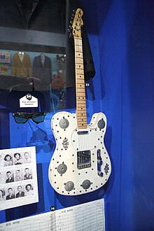 Roy Orbison's Guitar - Rock and Roll Hall of Fame (2014-12-30 12.16.55 by Sam Howzit).jpg