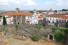 The castle seen from the keep with courtyard and semi-circular towers Se Catedral de Beja desde o Castelo.jpg