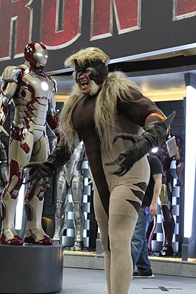 Cosplay di denti a sciabola al Comic-Con di San Diego 2012.