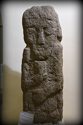 Sandstone statue of a man or deity. The statue belonged to the Musasir Kingdom. Urartian period, 1st millennium BCE. Precise provenance of excavation is unknown. Erbil Civilization Museum, Iraqi Kurdistan.jpg