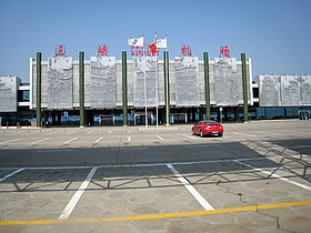 Estacionamento e fachada do terminal em 2009.