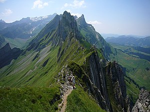 Altenalptürm с северо-востока, позади в дымке Säntis с радиовышкой.