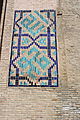 Le mausolée Chamseddin Kulal : détail extérieur (style banaï: inscription en koufique carré de "allah" et "Mohamed")