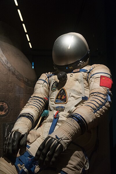 File:Shenzhou-5 space suit at NMC.jpg