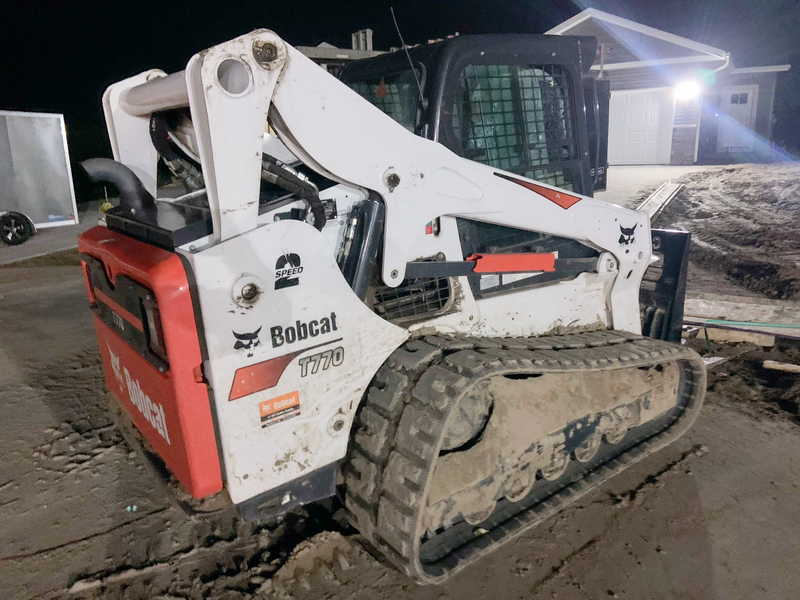 File:Skid steer Bobcat with tracked treads.webp