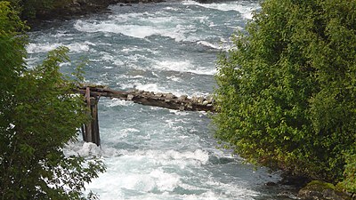 Fallfärdig liten bro över norra grenen av floden.