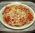 Spaghetti may sarsang kamatis asin kesong iniraid