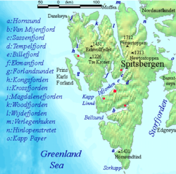 Карта на Свалбард; връх Нютон е отбелязан горе вдясно