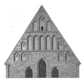 Chorgiebel, frühgotisch, Fensterbögen aus Backstein, 1891 durch Sandstein ersetzt