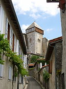 Um beco, com a torre do sino da catedral