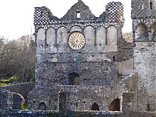 Detail showing wheel window in the east gable of the ruined Great Hall StDavids Palace1.JPG