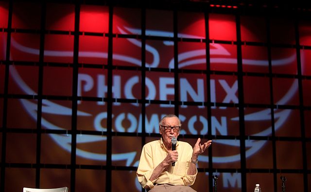 Stan Lee addressing attendees at the 2014 Phoenix Comicon.