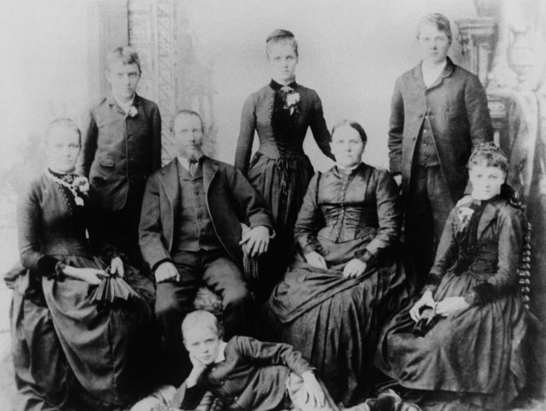 File:StateLibQld 1 164351 Stevenson family of Rosemount Dairy in Belmont.jpg