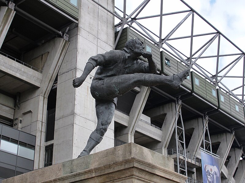 File:Statue at Lion Gate-Twickenham Stadium.jpg