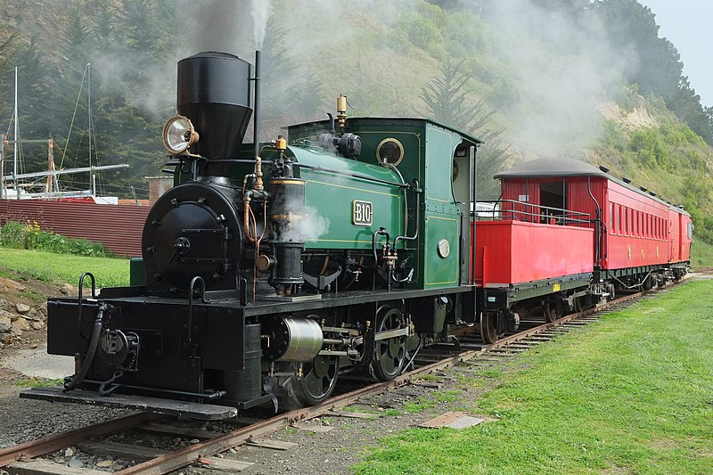 File:Steam locomotive B10 with train at Red Sheds terminus.jpg