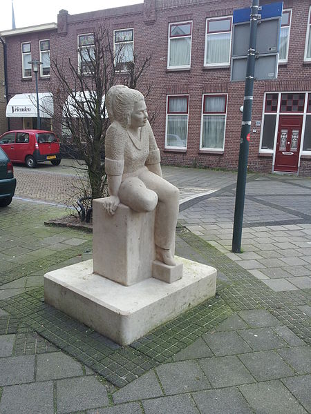 File:Stone woman sitting 02.jpg