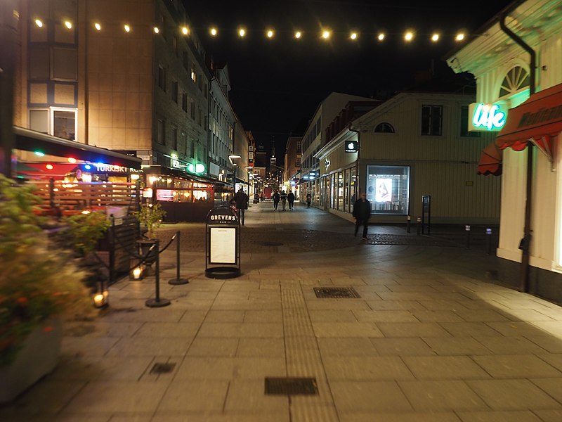 File:Stora Brogatan, Borås in the evening.jpg