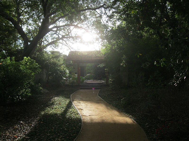 File:Storrier-Stearns Japanese Garden walkway.JPG